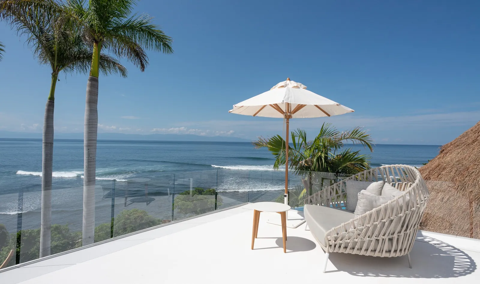 Master Suite 1: the terrace looking over the surf