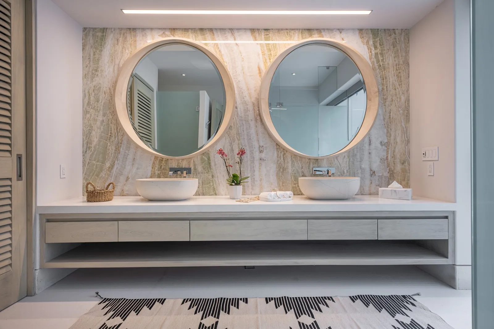 Ocean View Suite 3: the double vanity