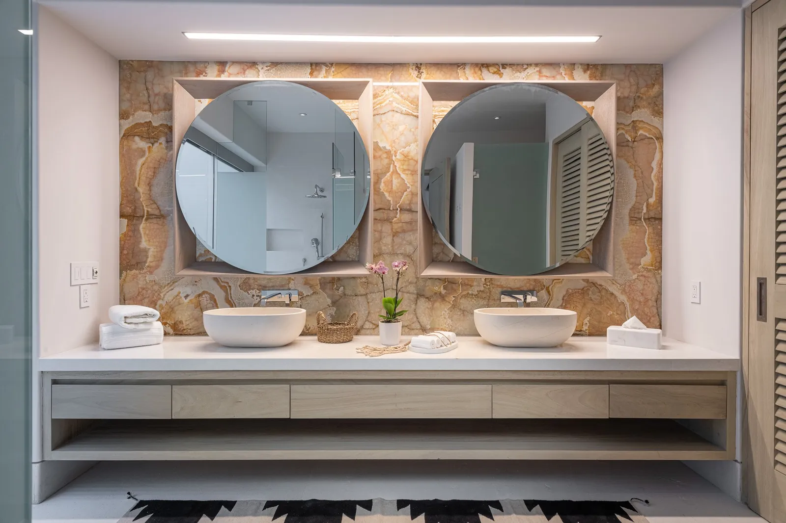 Ocean View Suite 4: the onyx-walled bathroom