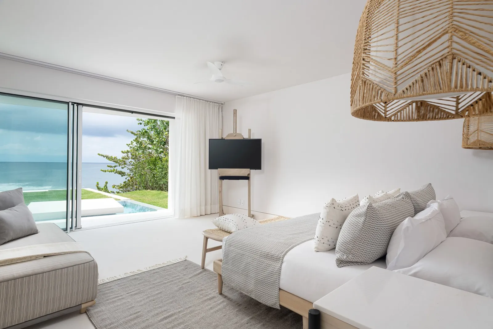Ocean View Suite 5: the bed and the ocean through the glass door