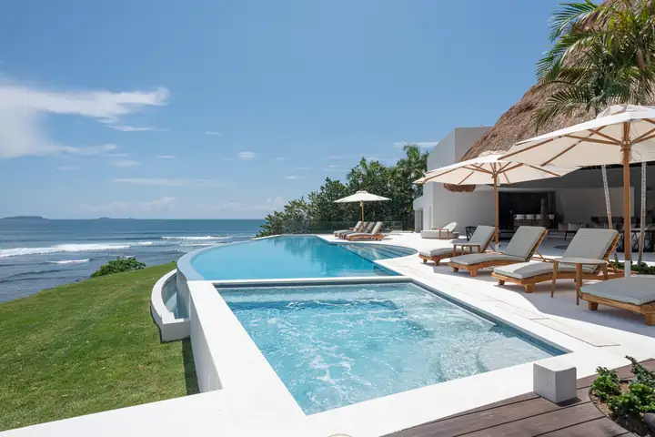 The infinity pool and the second, shallower pool above the ocean