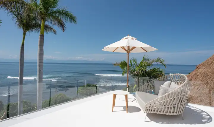 Master Suite 1: the terrace looking over the surf