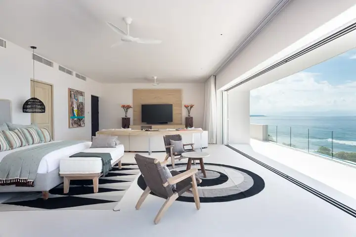 Master Suite 2: the king bedroom opening onto the ocean terrace