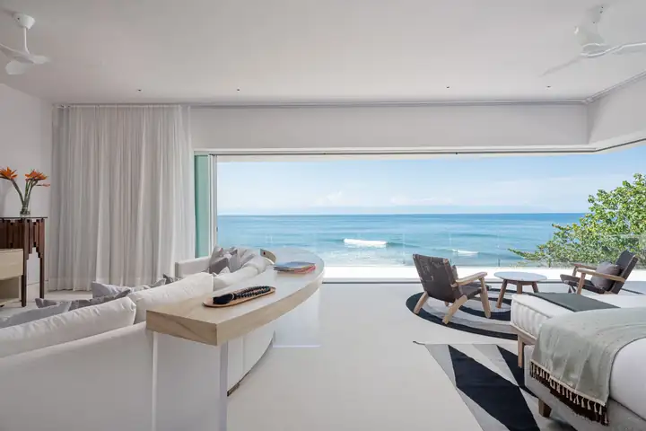 Master Suite 2: a wall of glass onto the ocean