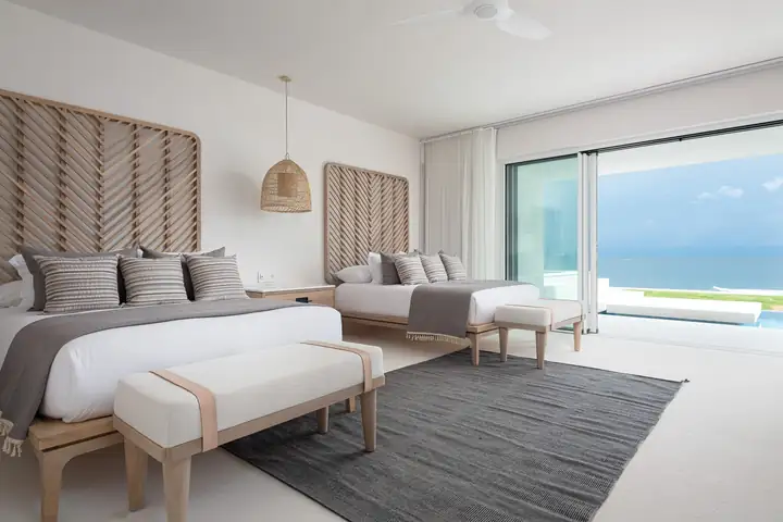 Ocean View Suite 3: the beds and the glass door to the pool terrace