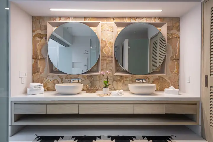 Ocean View Suite 4: the onyx-walled bathroom