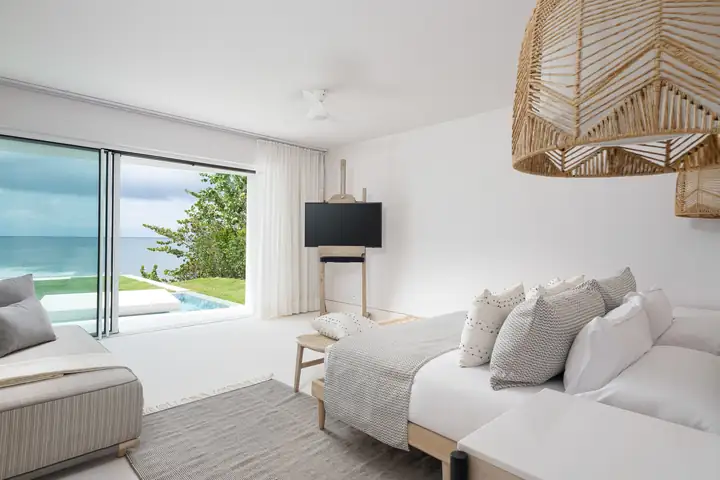 Ocean View Suite 5: the bed and the ocean through the glass door